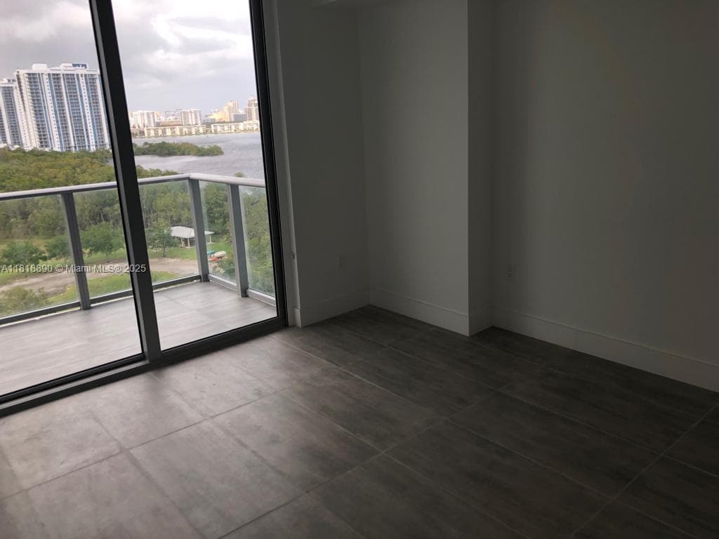 16385 Biscayne Blvd # 1005, North Miami Beach FL 33160 — 29
