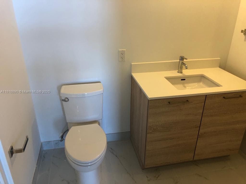16385 Biscayne Blvd # 1005, North Miami Beach FL 33160 — 21