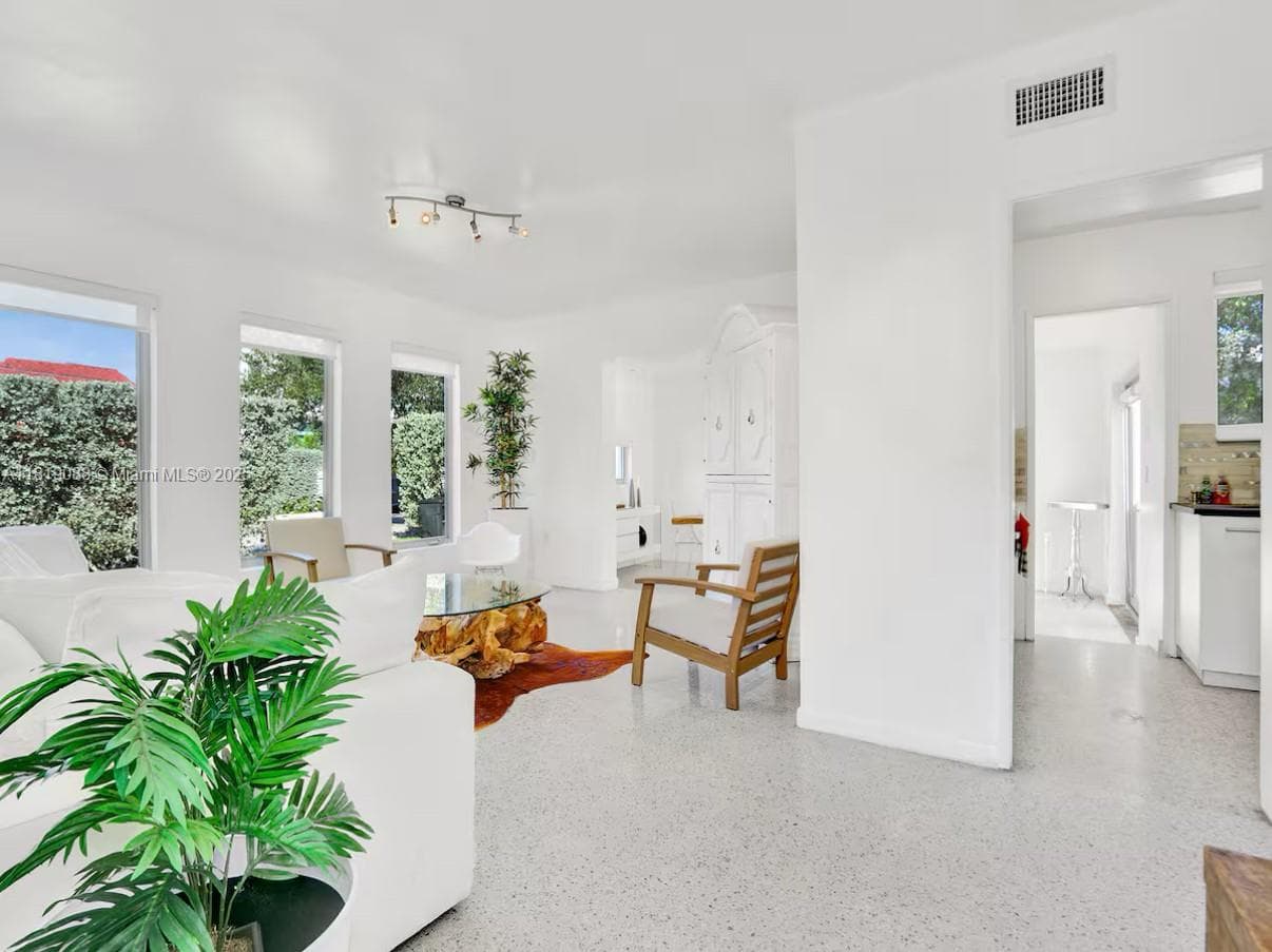 7537 W Treasure Dr, North Bay Village FL 33141 — 2