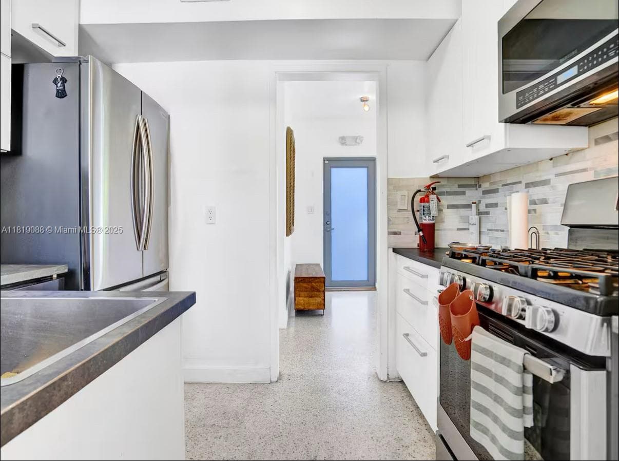7537 W Treasure Dr, North Bay Village FL 33141 — 6