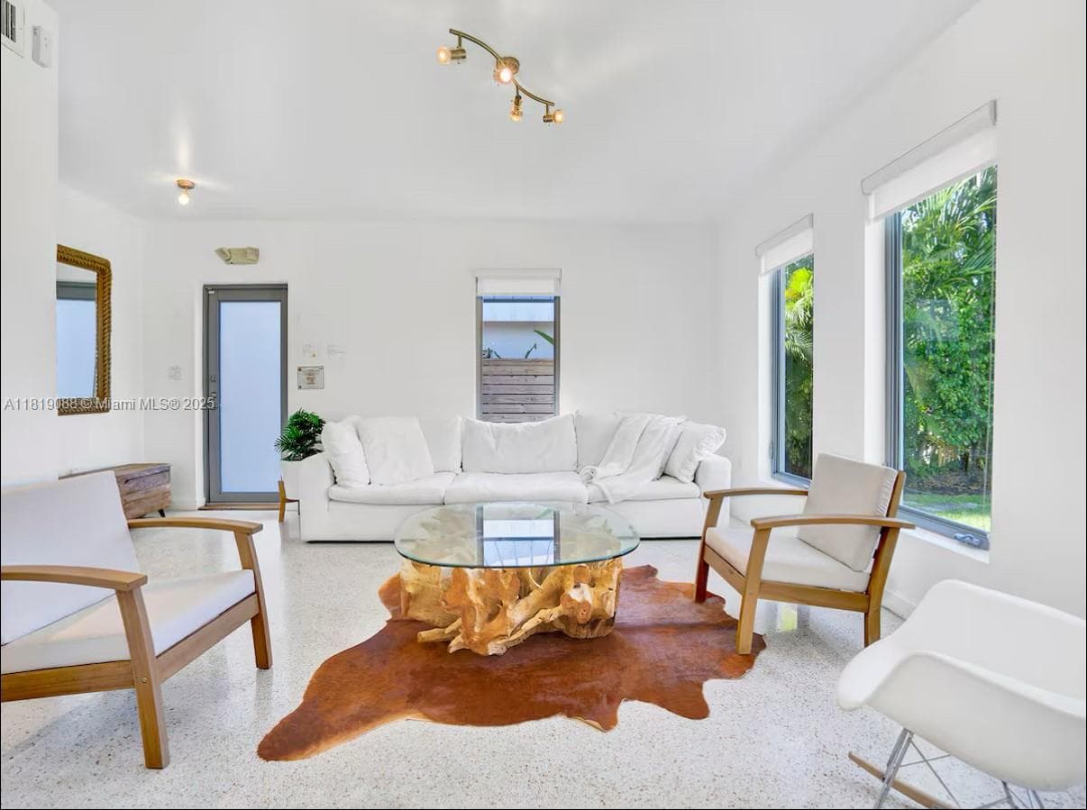 7537 W Treasure Dr, North Bay Village FL 33141 — 5