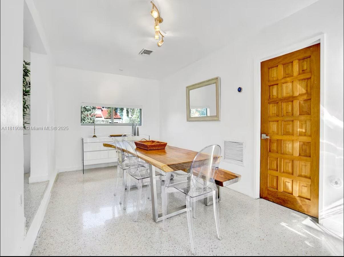7537 W Treasure Dr, North Bay Village FL 33141 — 9