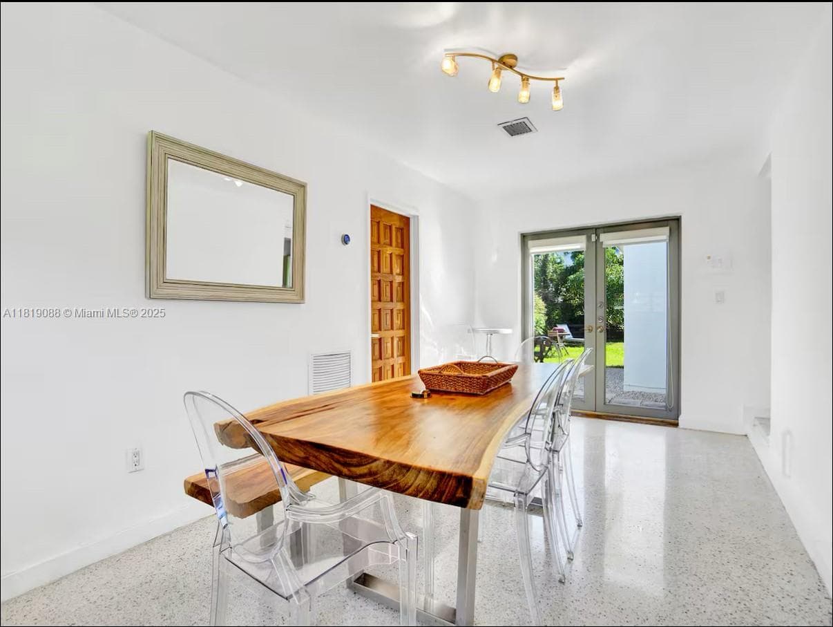 7537 W Treasure Dr, North Bay Village FL 33141 — 10