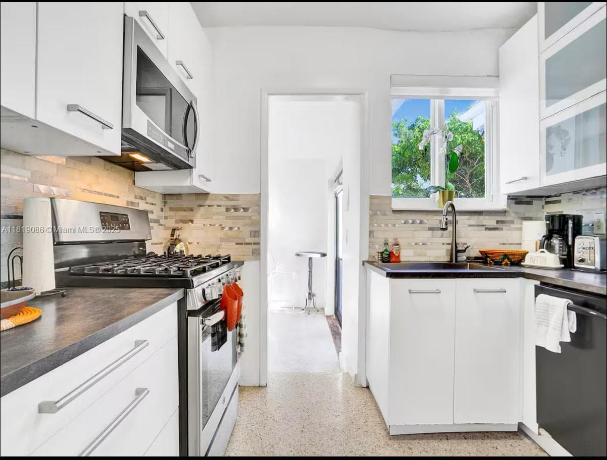 7537 W Treasure Dr, North Bay Village FL 33141 — 8