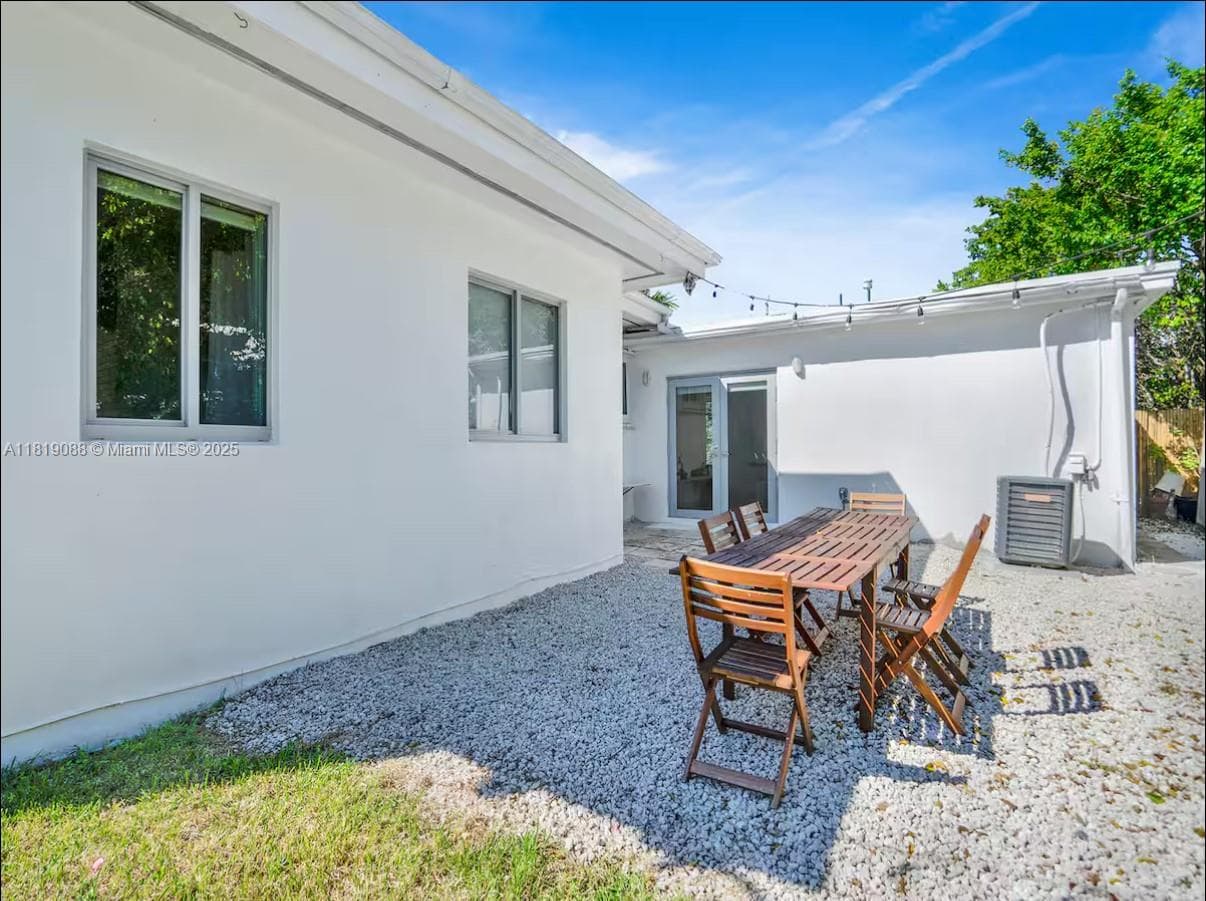 7537 W Treasure Dr, North Bay Village FL 33141 — 21