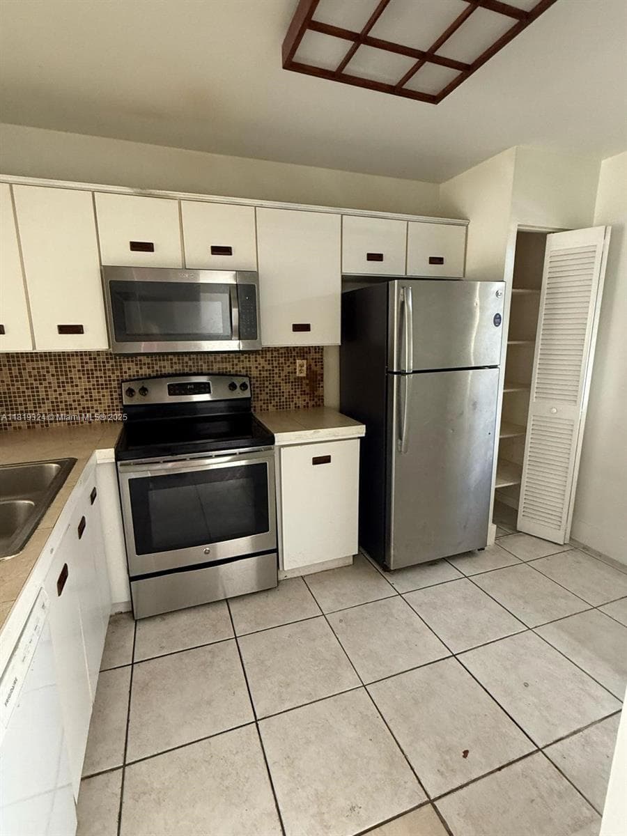 438 NE 210th Cir Ter # 4B, Miami FL 33179 — 2