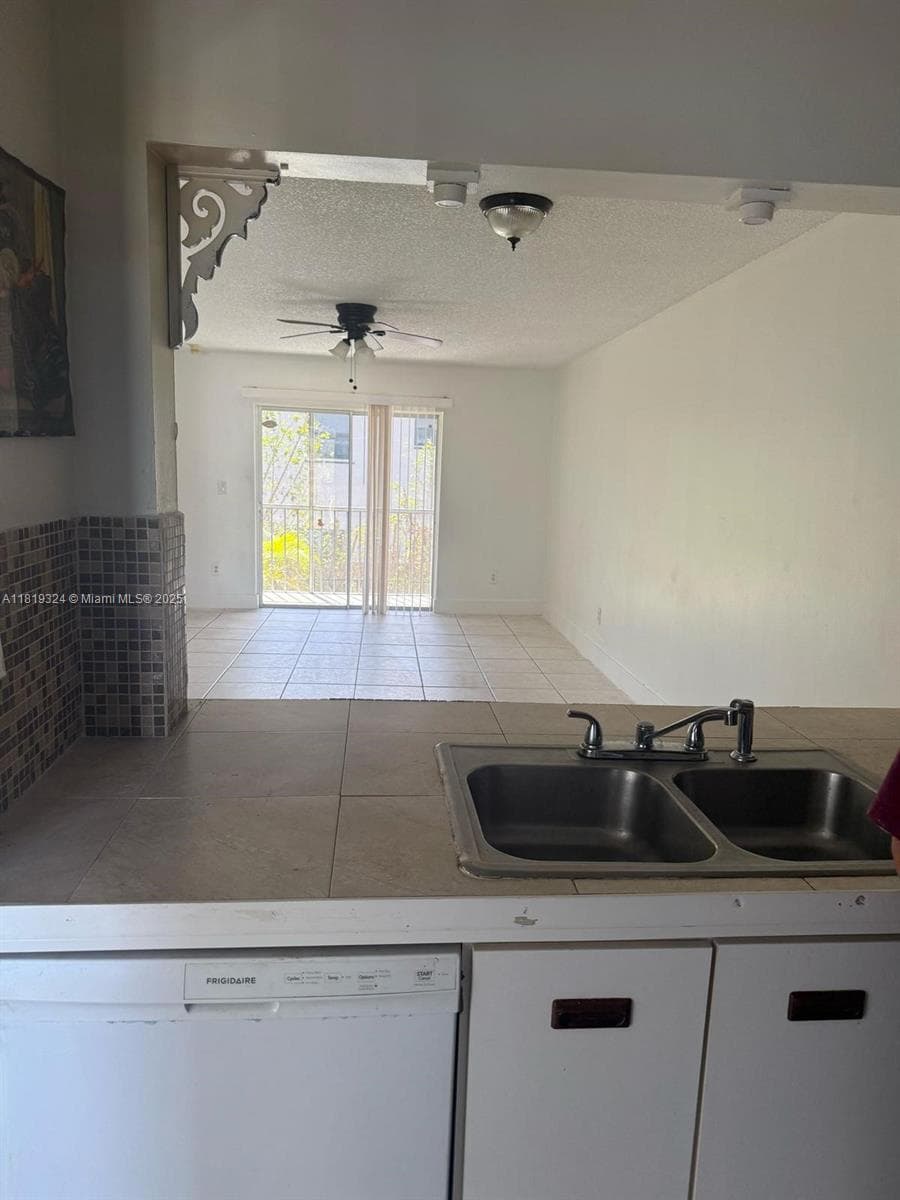 438 NE 210th Cir Ter # 4B, Miami FL 33179 — 3