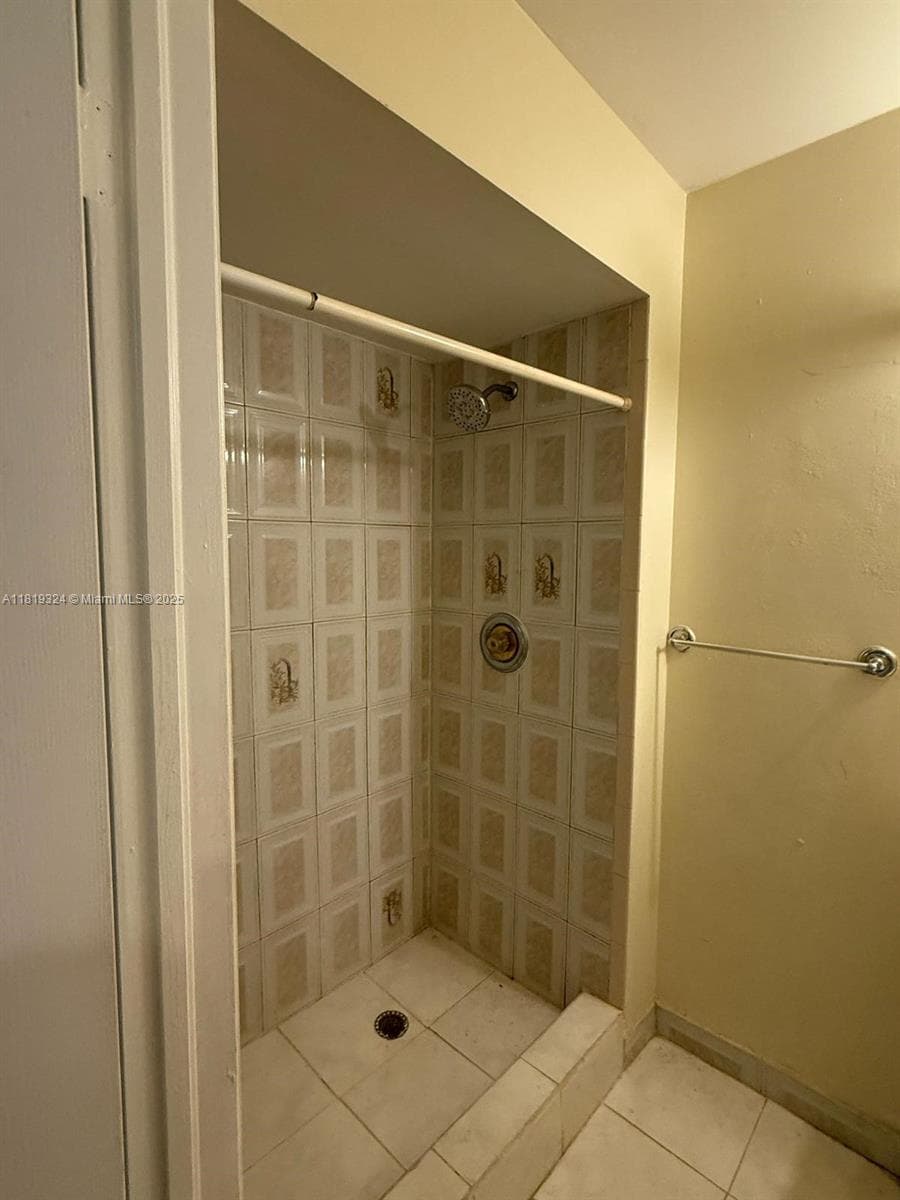 438 NE 210th Cir Ter # 4B, Miami FL 33179 — 8