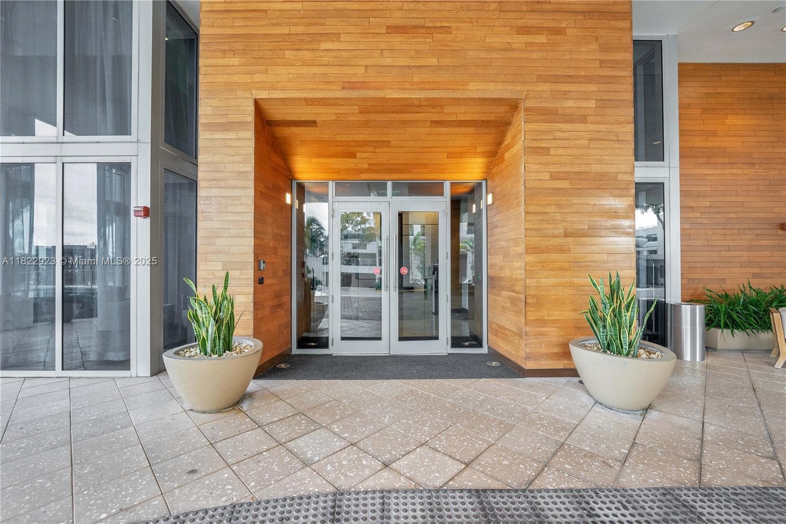 6899 Collins Ave # 1409, Miami Beach FL 33141 — 33