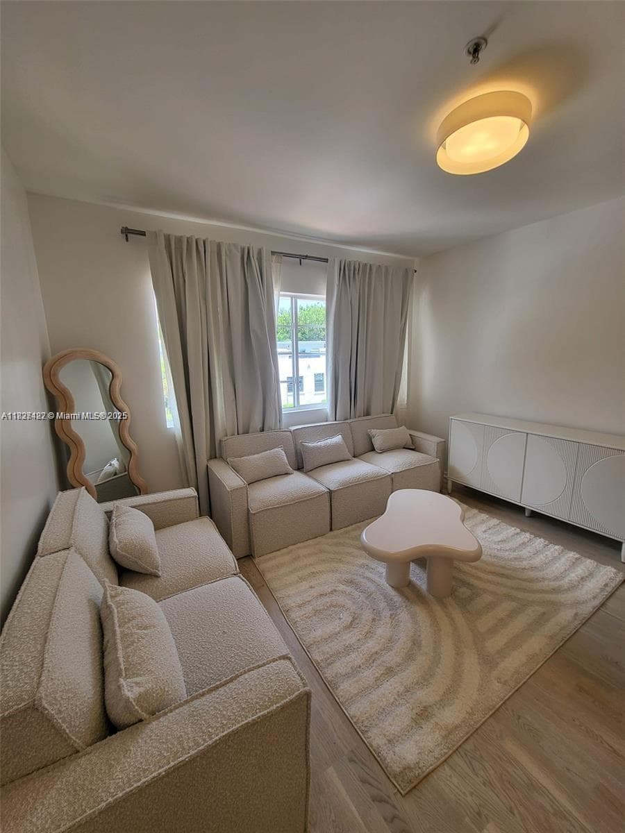 810 7th St # 206, Miami Beach FL 33139 — 1