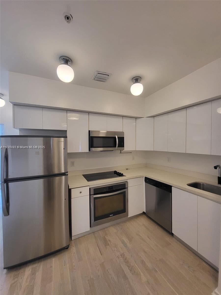810 7th St # 206, Miami Beach FL 33139 — 4