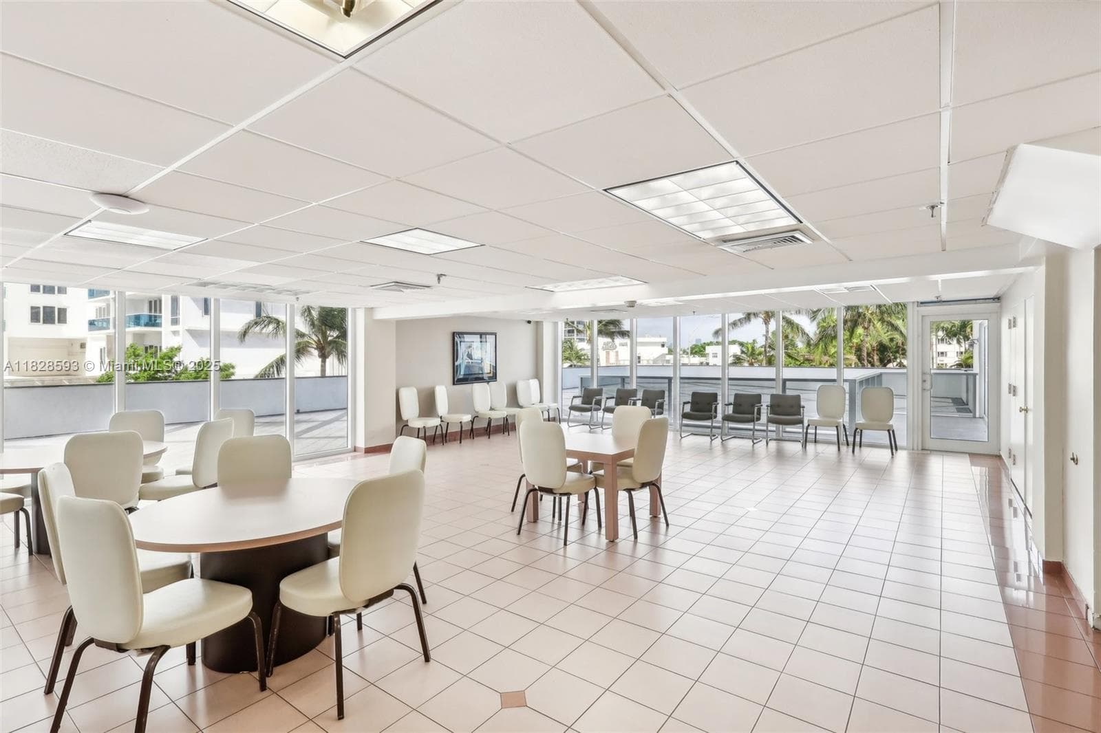 2401 Collins Ave # 1612, Miami Beach FL 33140 — 32