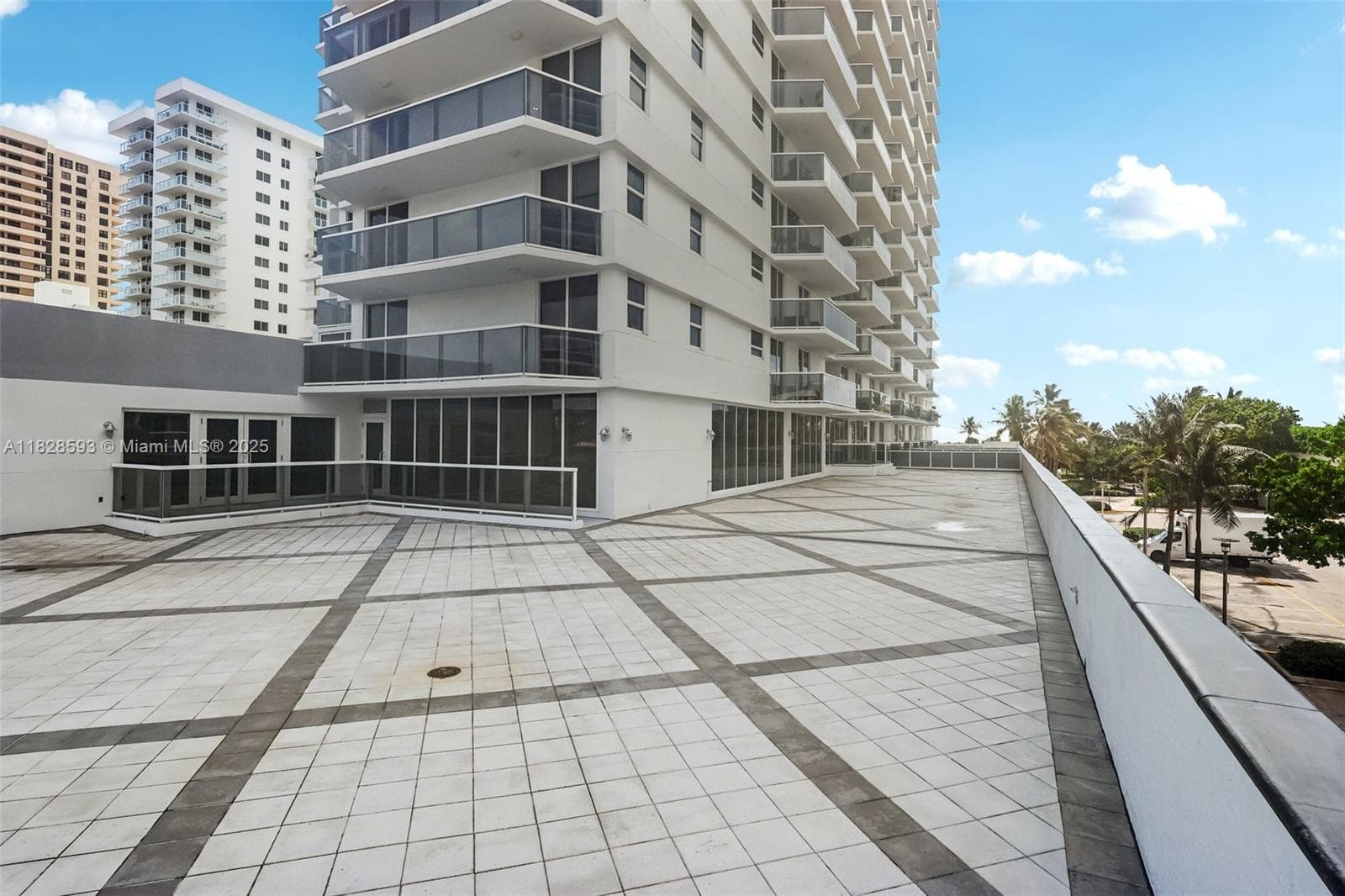 2401 Collins Ave # 1612, Miami Beach FL 33140 — 18