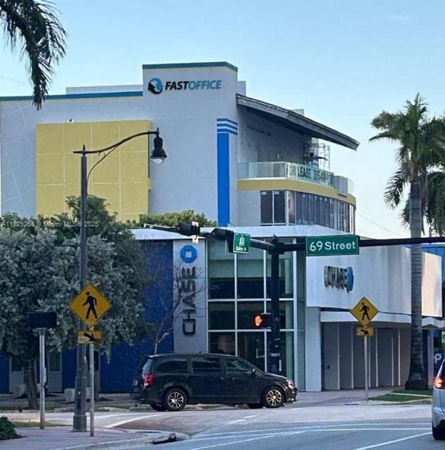 6930 Collins Ave, Miami Beach FL 33141 — 19