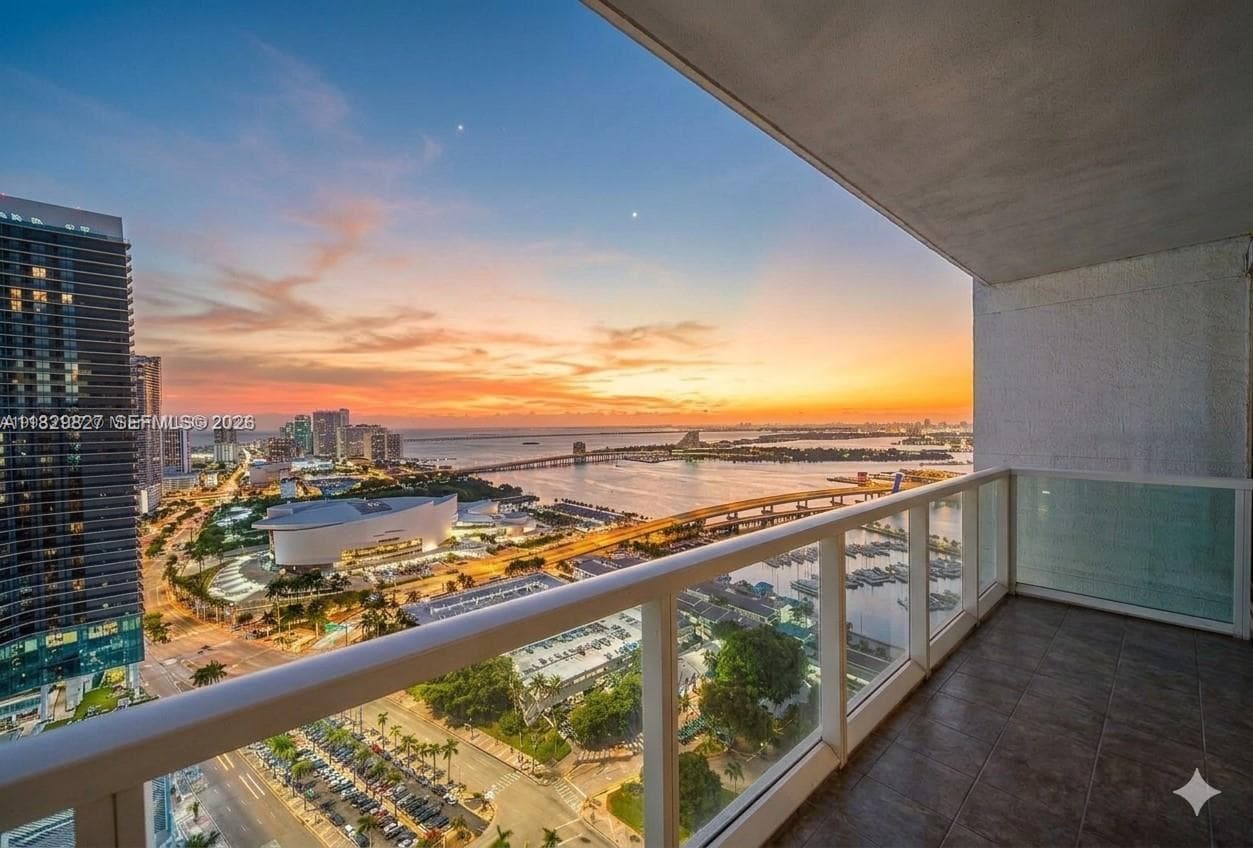 244 Biscayne Blvd # 3704, Miami FL 33132 — 1