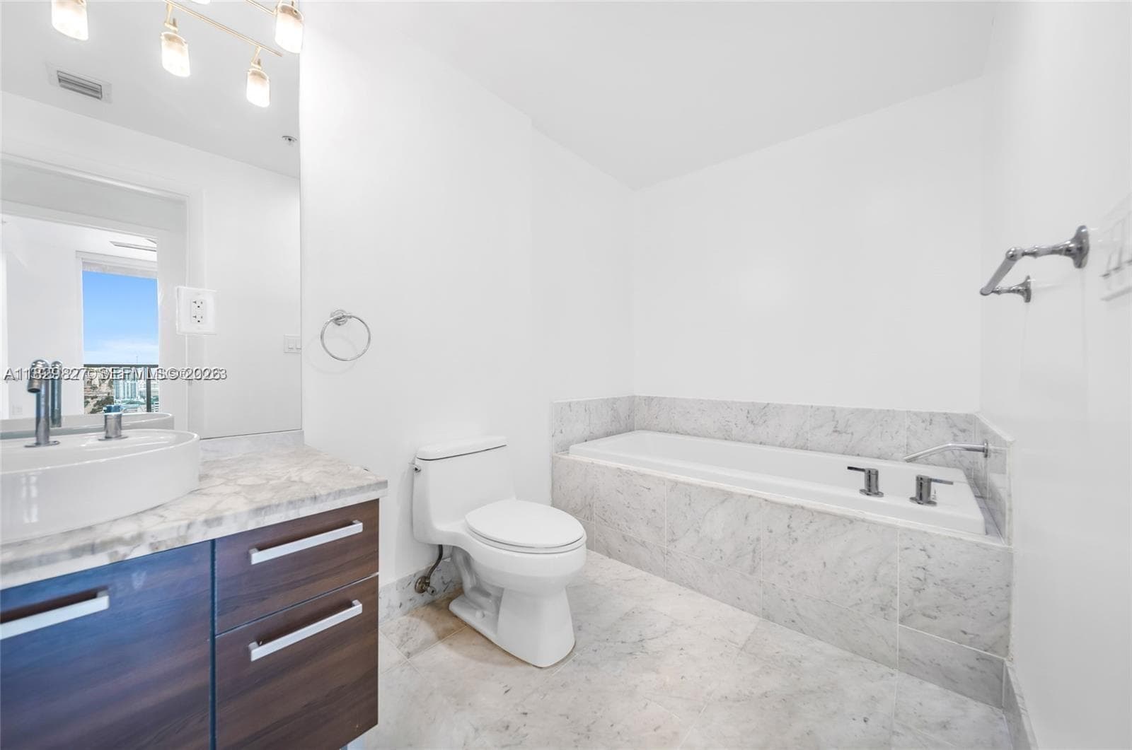 244 Biscayne Blvd # 3704, Miami FL 33132 — 18