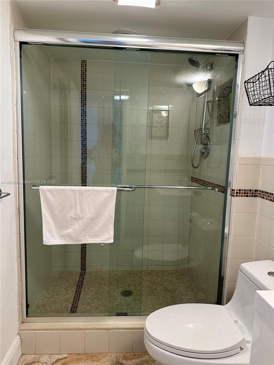 100 Bayview Dr # 1405, Sunny Isles Beach FL 33160 — 33
