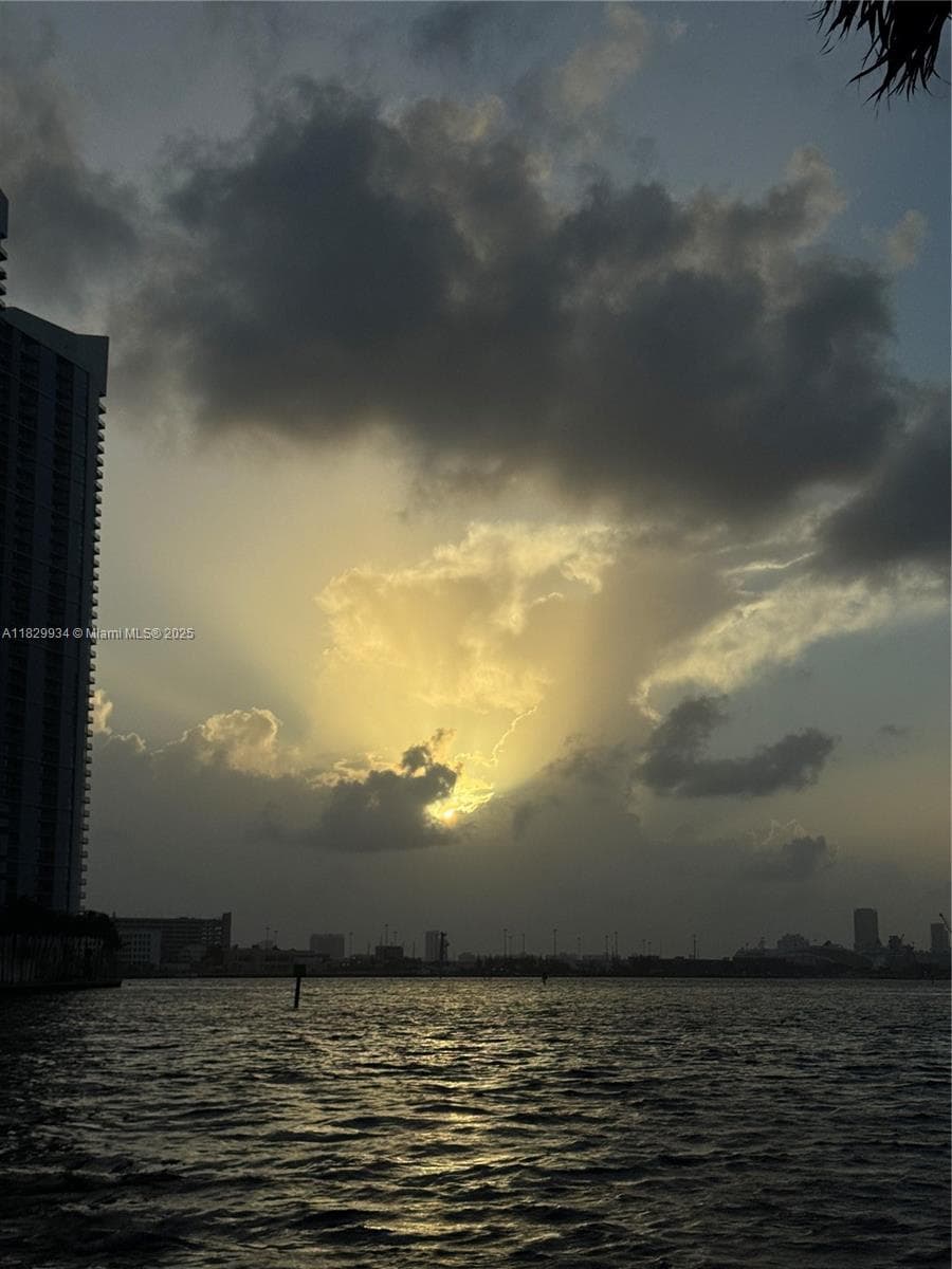 475 Brickell Ave # 4207, Miami FL 33131 — 25