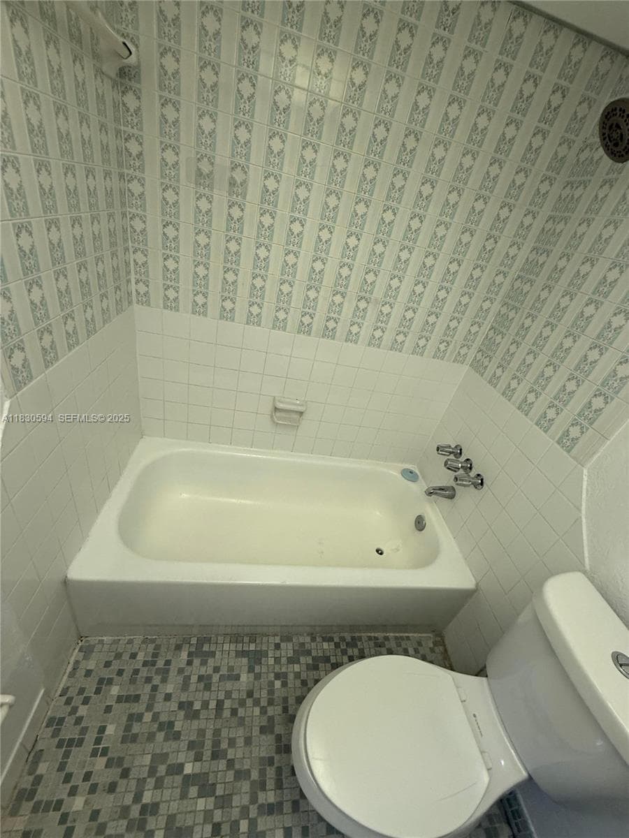 1305 W 53rd St # 406, Hialeah FL 33012 — 24