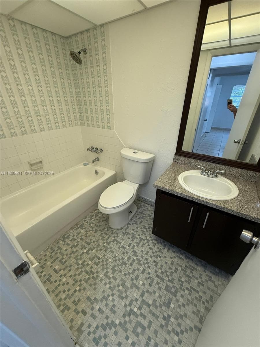 1305 W 53rd St # 406, Hialeah FL 33012 — 25