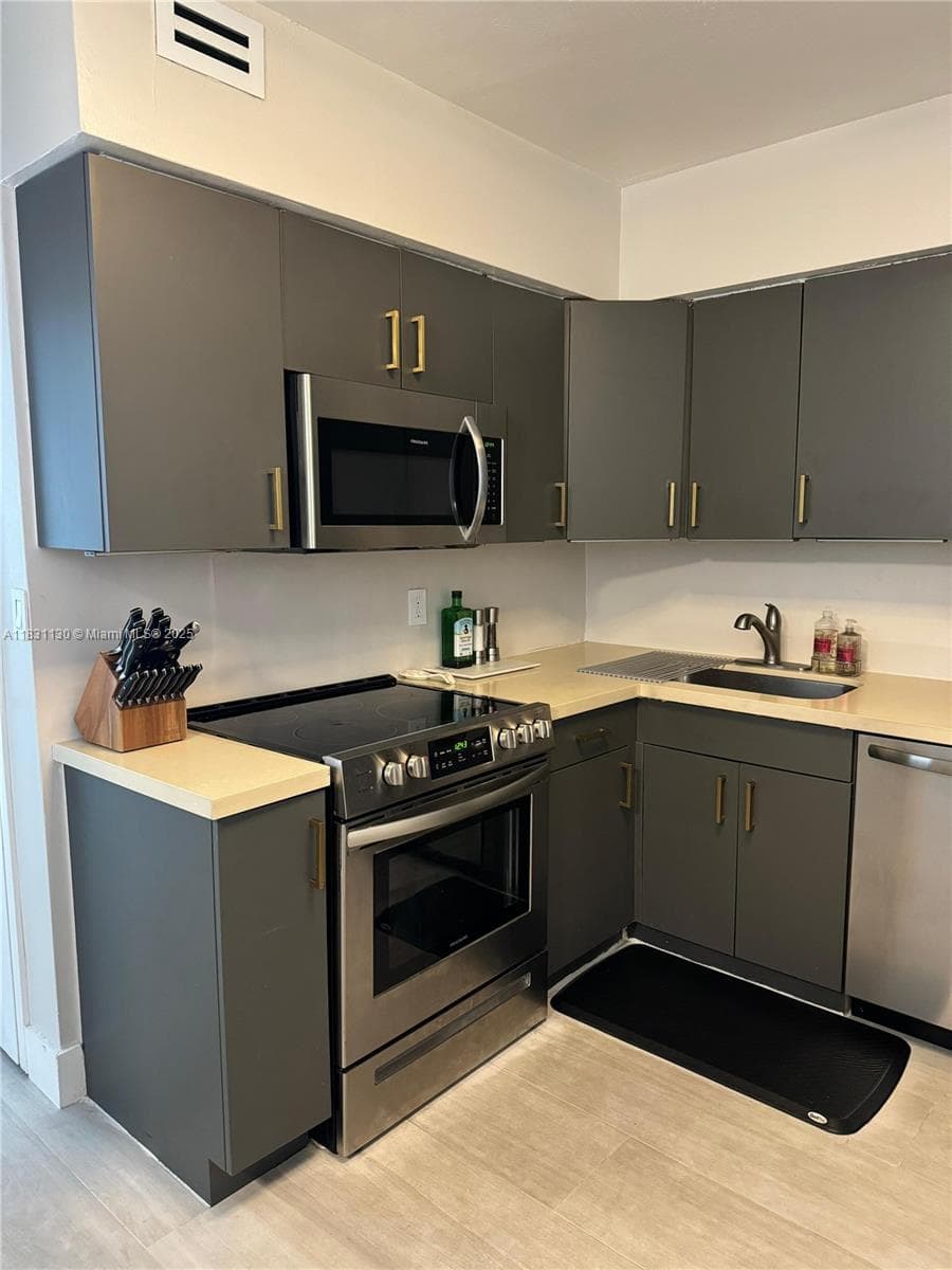 5700 Collins Ave # 3C, Miami Beach FL 33140 — 6