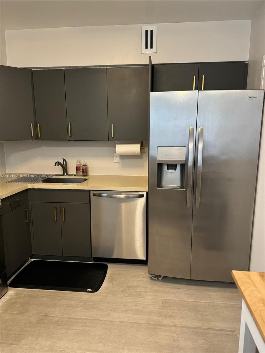5700 Collins Ave # 3C, Miami Beach FL 33140 — 7