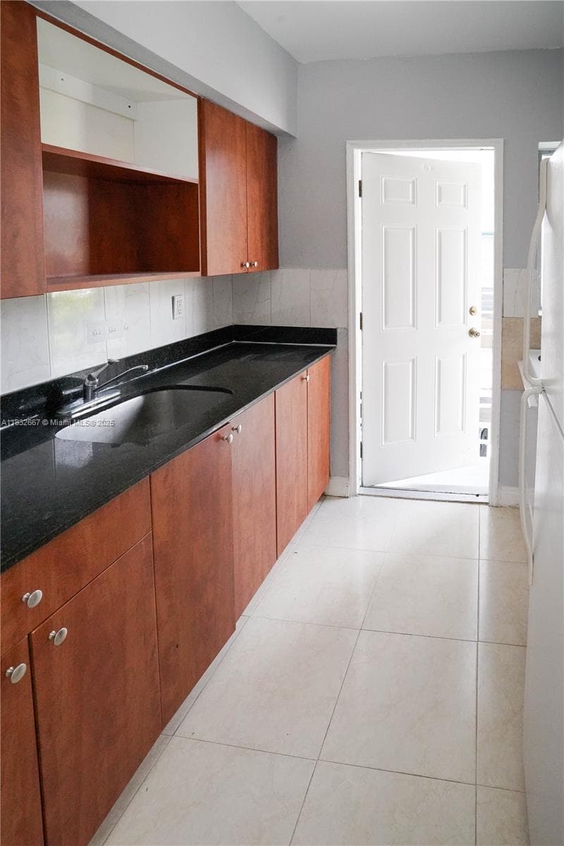 8321 Crespi Blvd, Miami Beach FL 33141 — 16