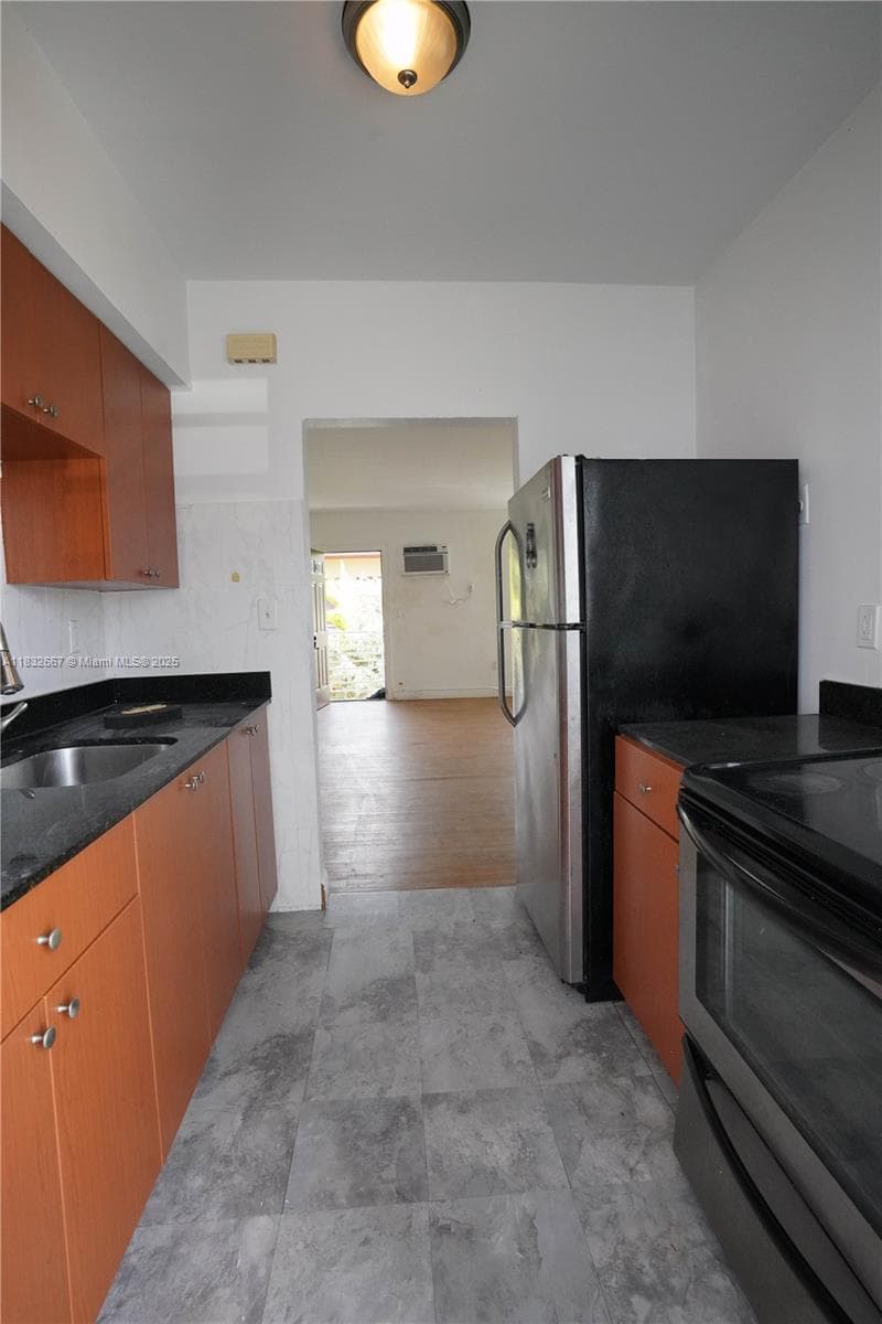 8321 Crespi Blvd, Miami Beach FL 33141 — 28