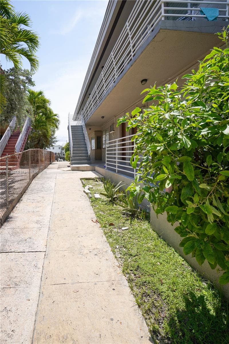 8321 Crespi Blvd, Miami Beach FL 33141 — 9