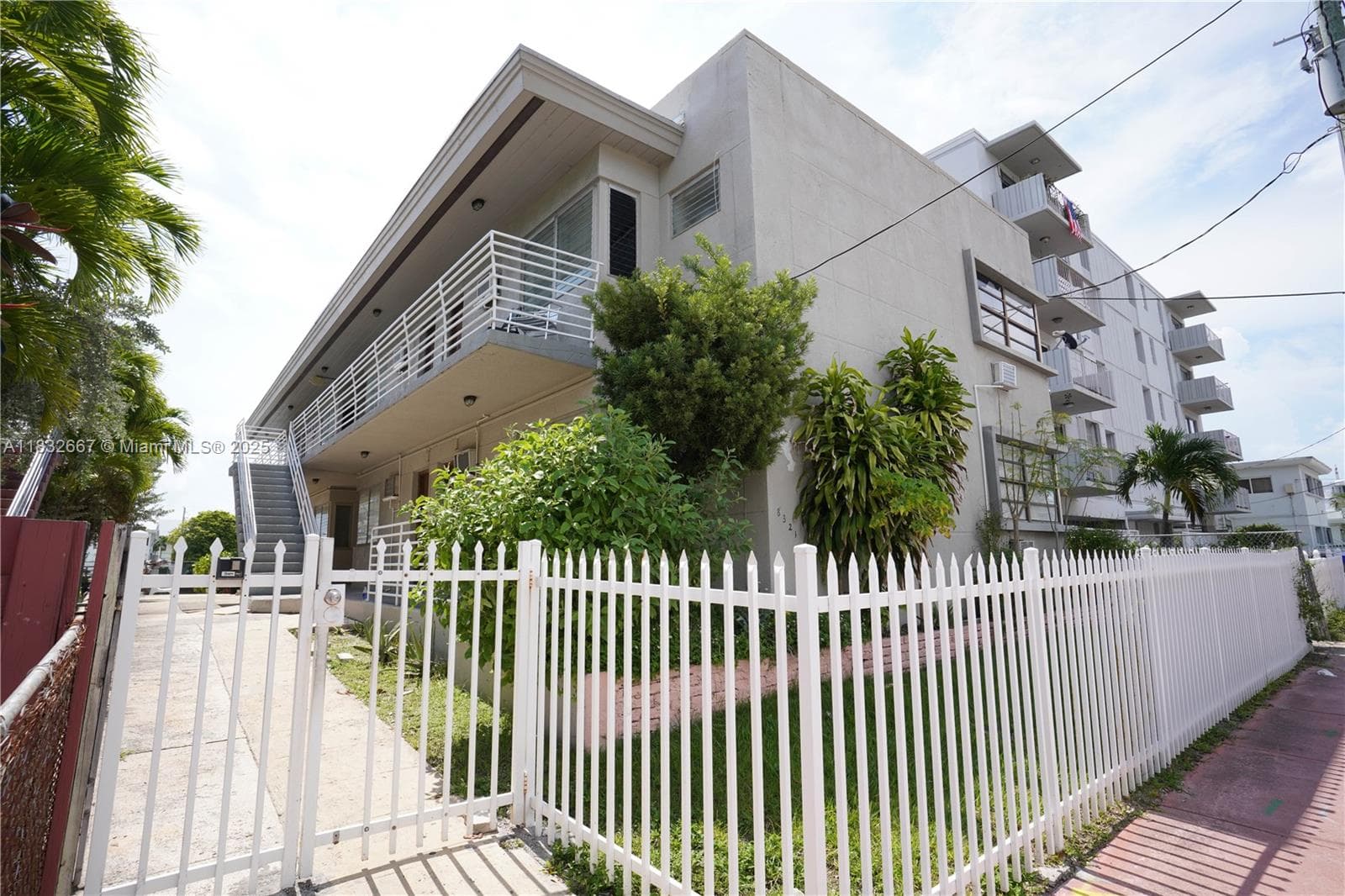 8321 Crespi Blvd, Miami Beach FL 33141 — 10