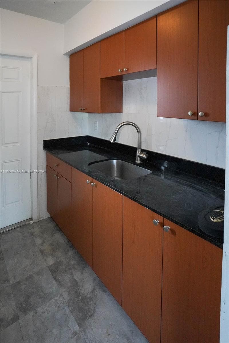 8321 Crespi Blvd, Miami Beach FL 33141 — 40