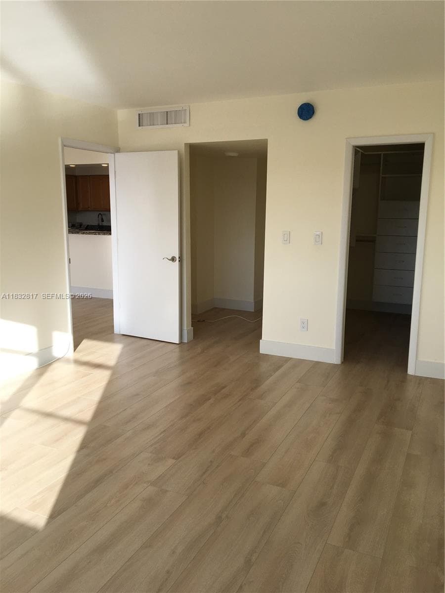5700 Collins Ave # 6J, Miami Beach FL 33140 — 25