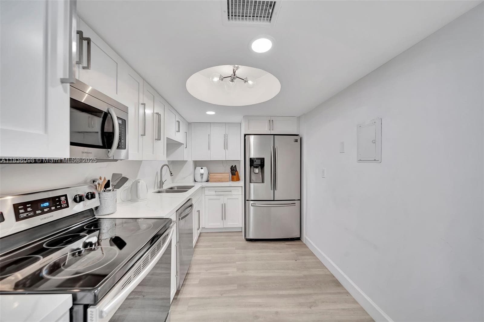 5005 Collins Ave # 815, Miami Beach FL 33140 — 6