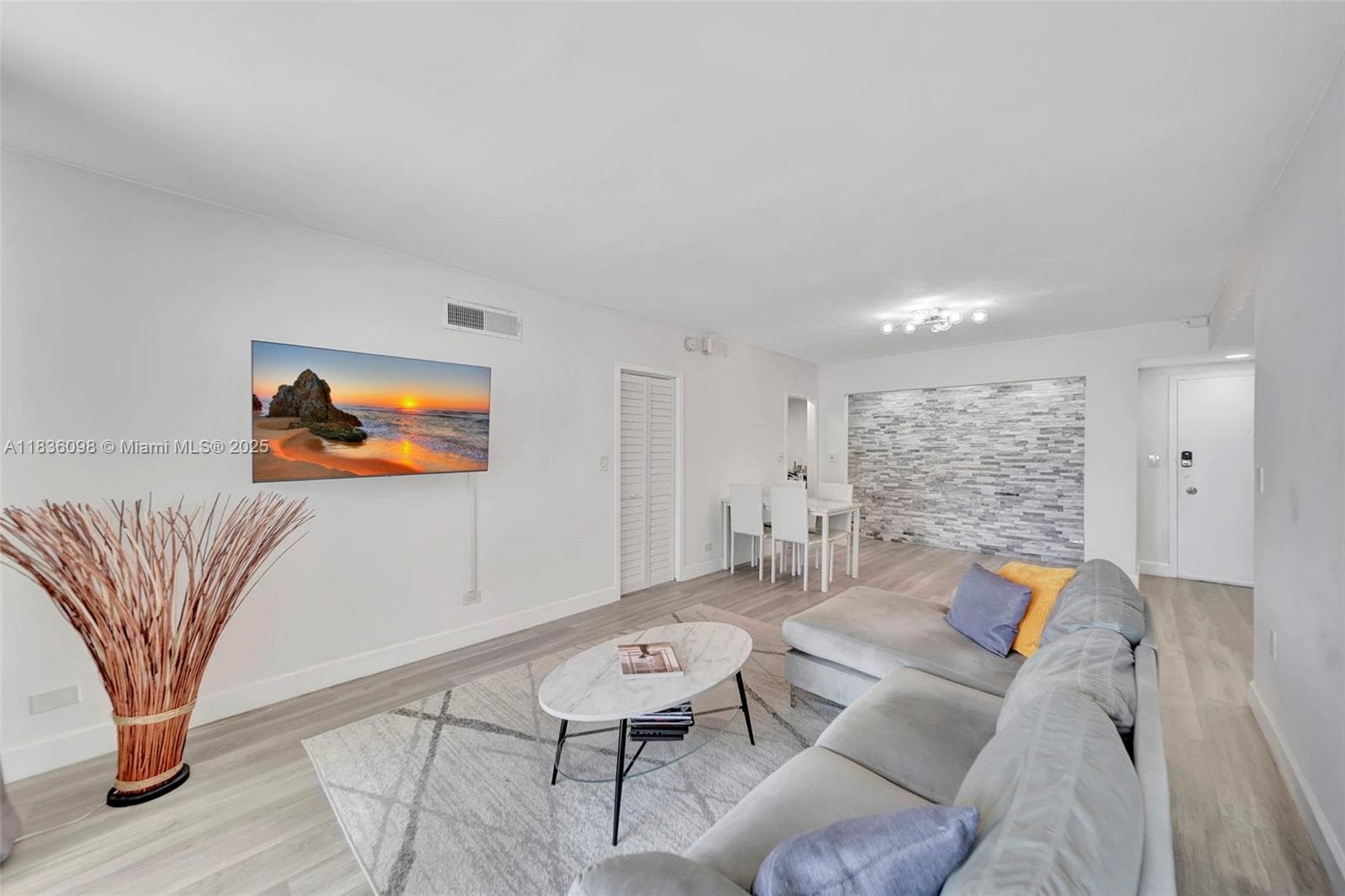 5005 Collins Ave # 815, Miami Beach FL 33140 — 4