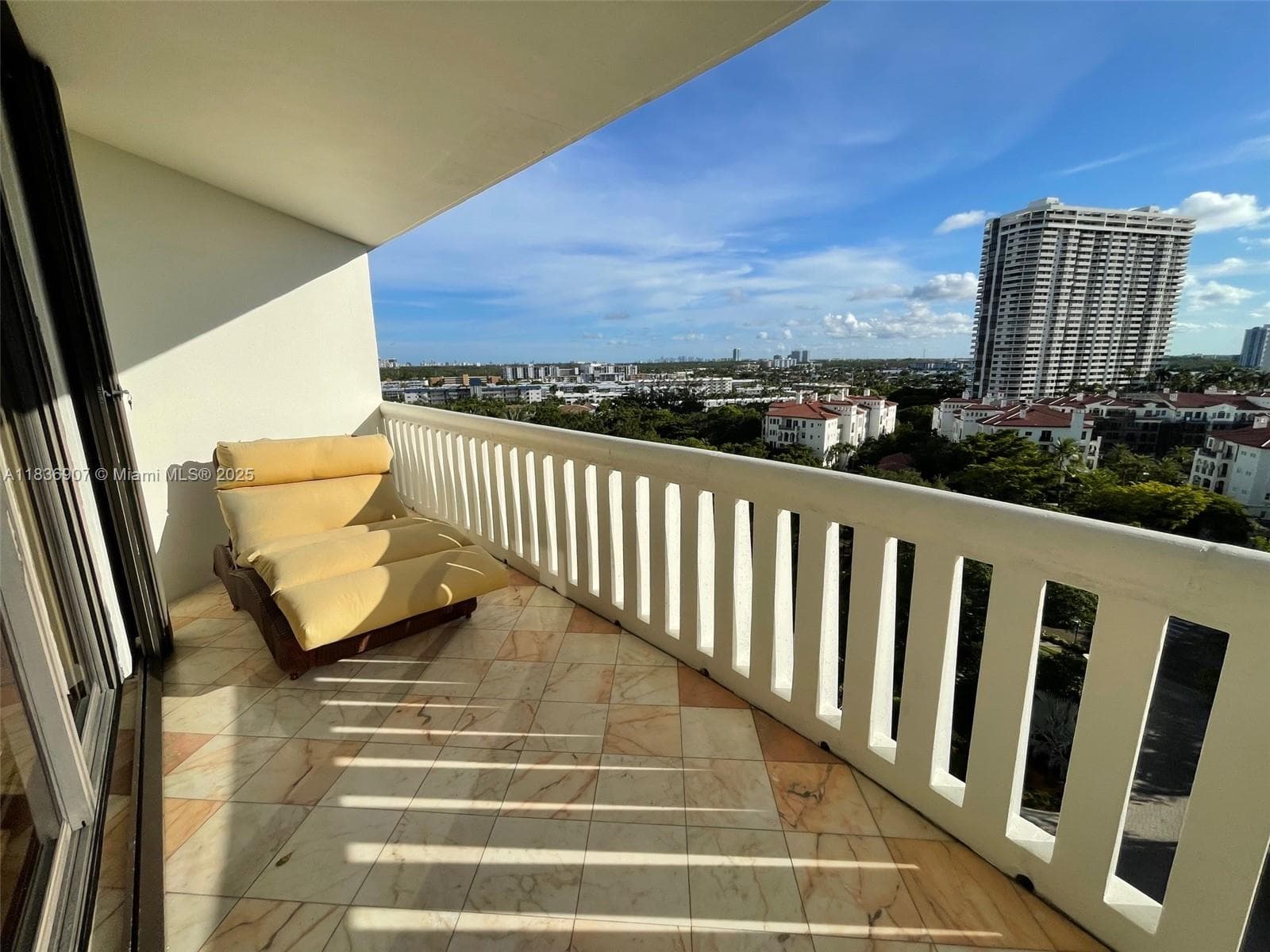 3000 Island Blvd # 1103, Aventura FL 33160 — 33