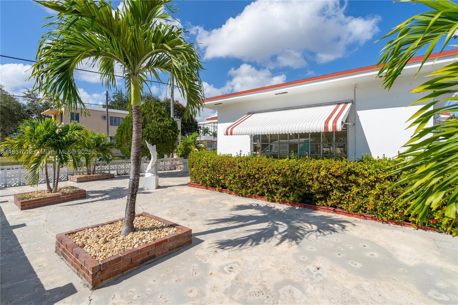201 NW 14th Ave, Miami FL 33125 — 4