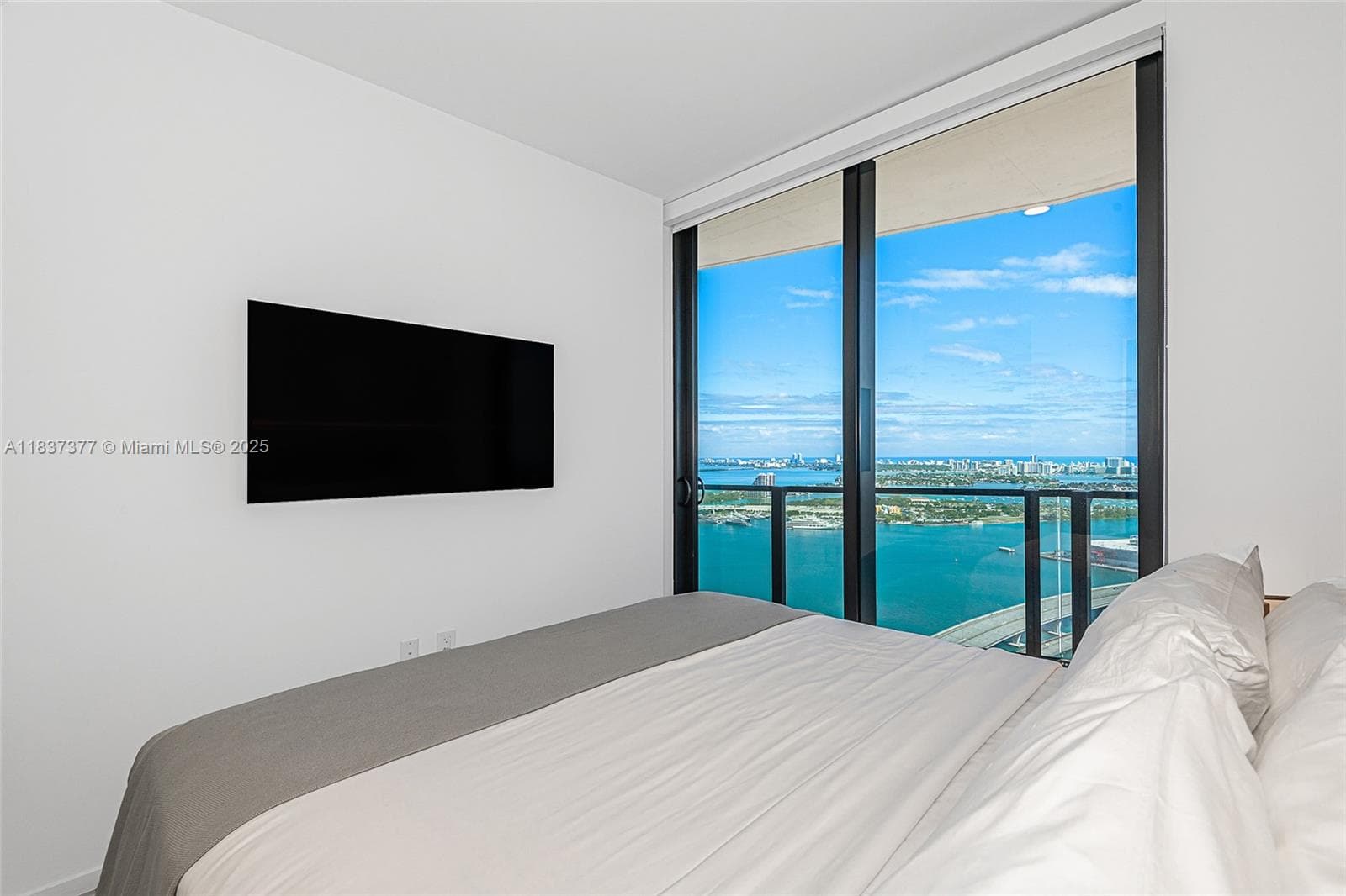 398 NE 5th St # 3711, Miami FL 33132 — 25