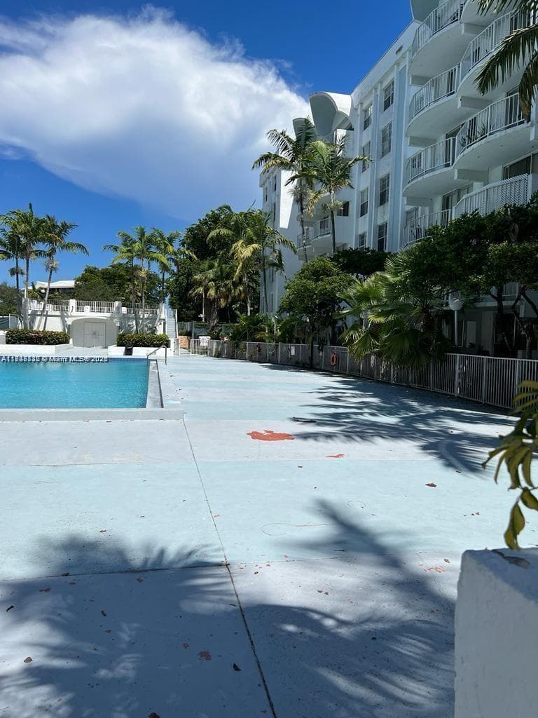 498 NW 165th St Rd # 407, Miami FL 33169 — 14