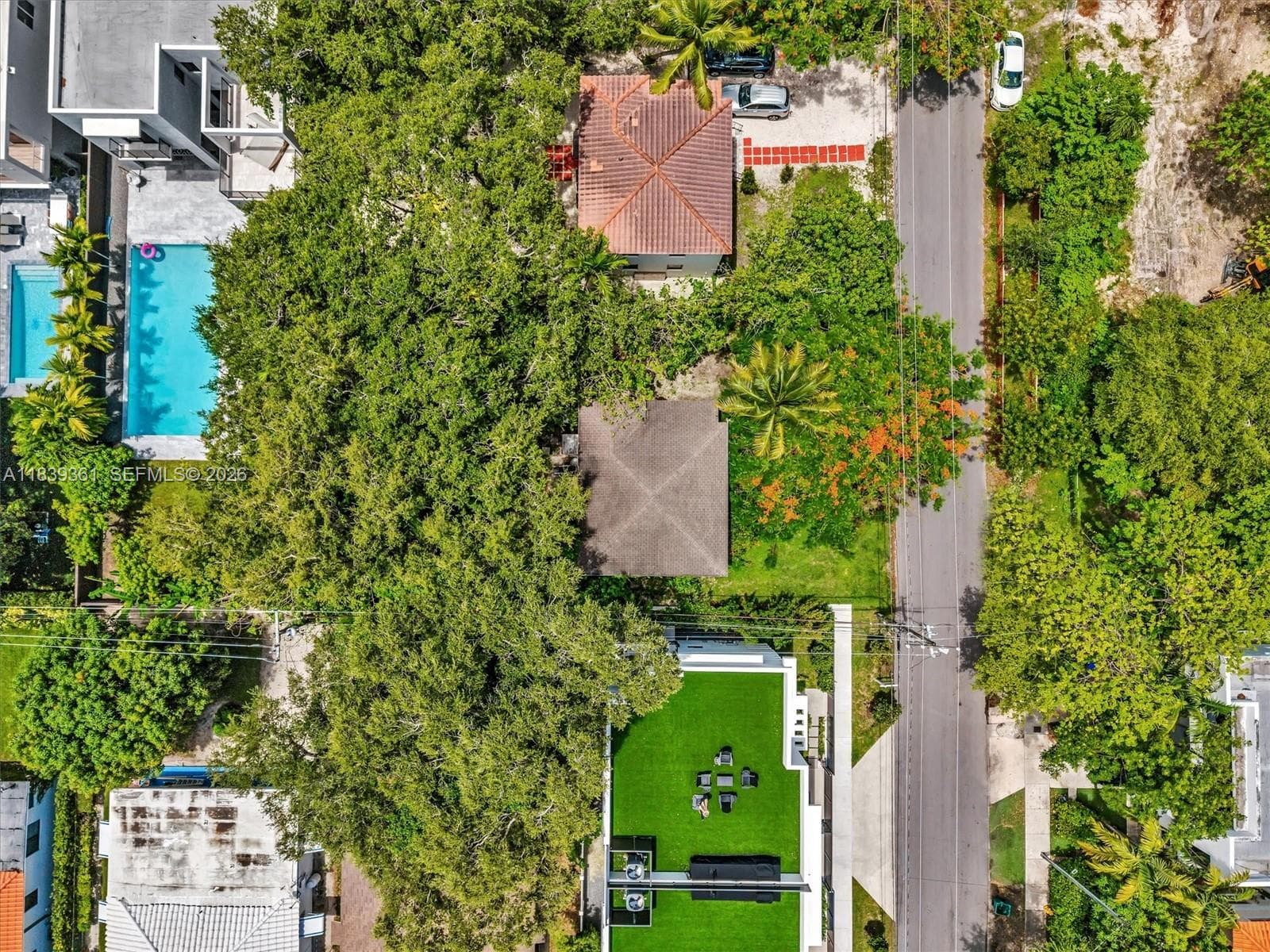 3210 E Elizabeth St, Miami FL 33133 — 40