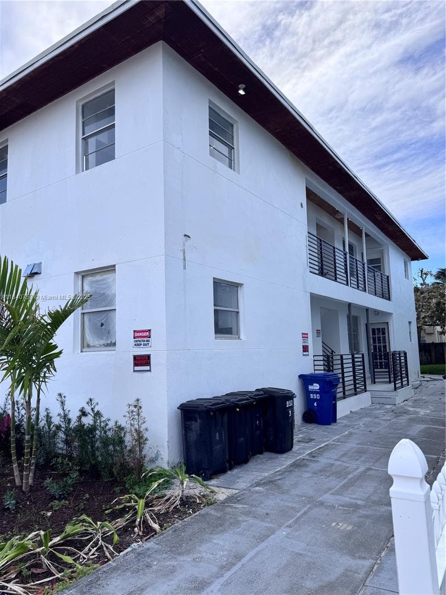 950 79th Ter, Miami Beach FL 33141 — 2