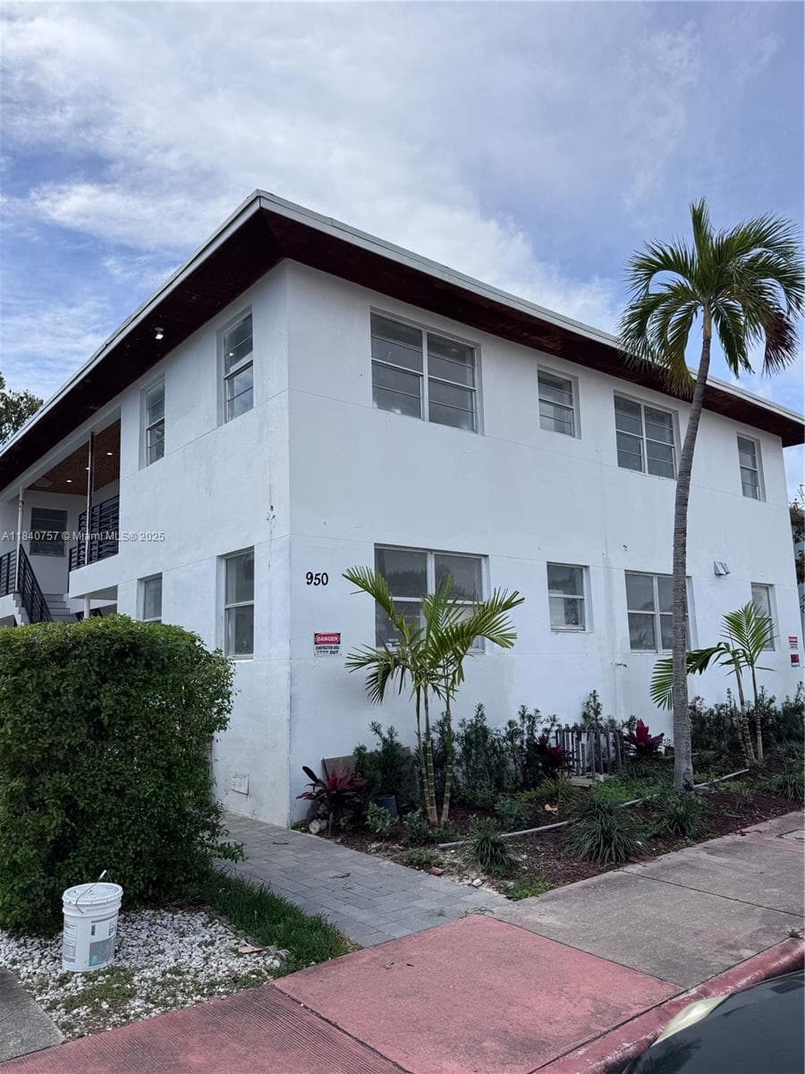 950 79th Ter, Miami Beach FL 33141 — 1