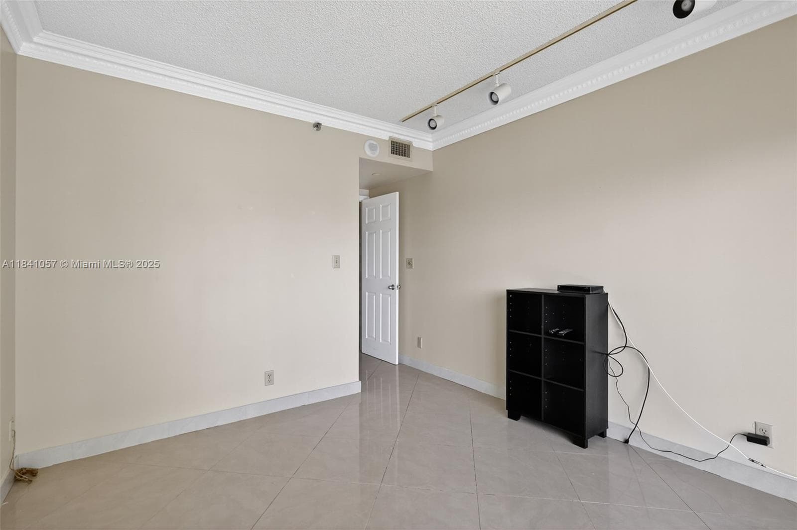 20185 E Country Club Dr, Aventura FL 33180 — 32
