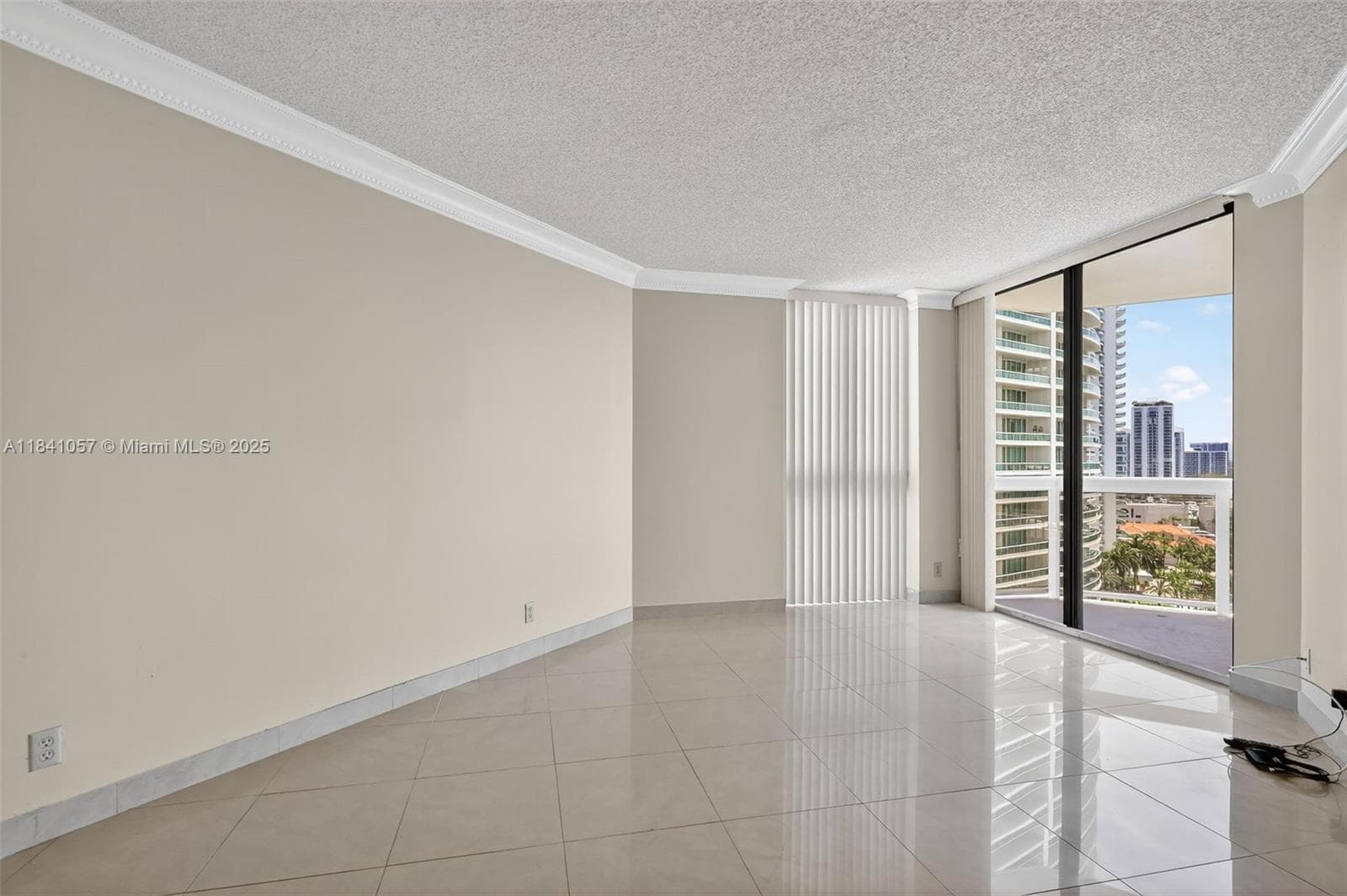 20185 E Country Club Dr, Aventura FL 33180 — 33