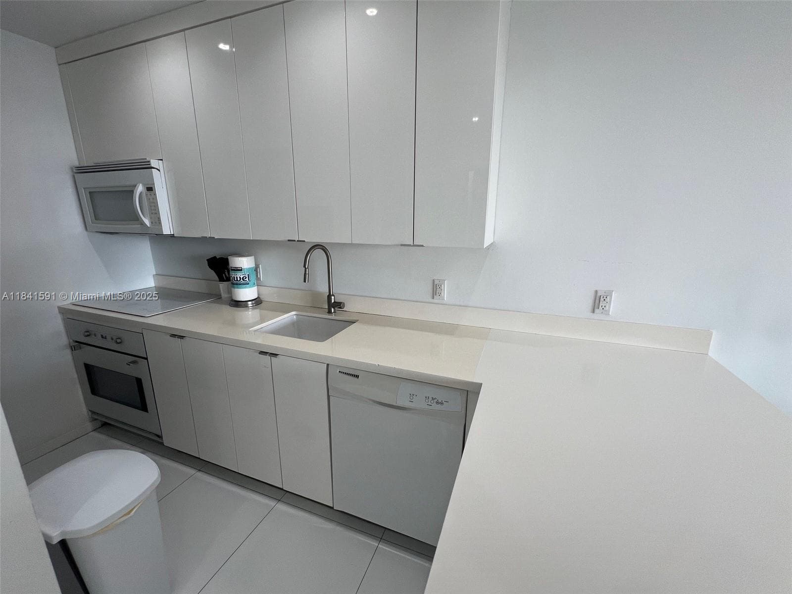 100 Lincoln Rd # 1601, Miami Beach FL 33139 — 14