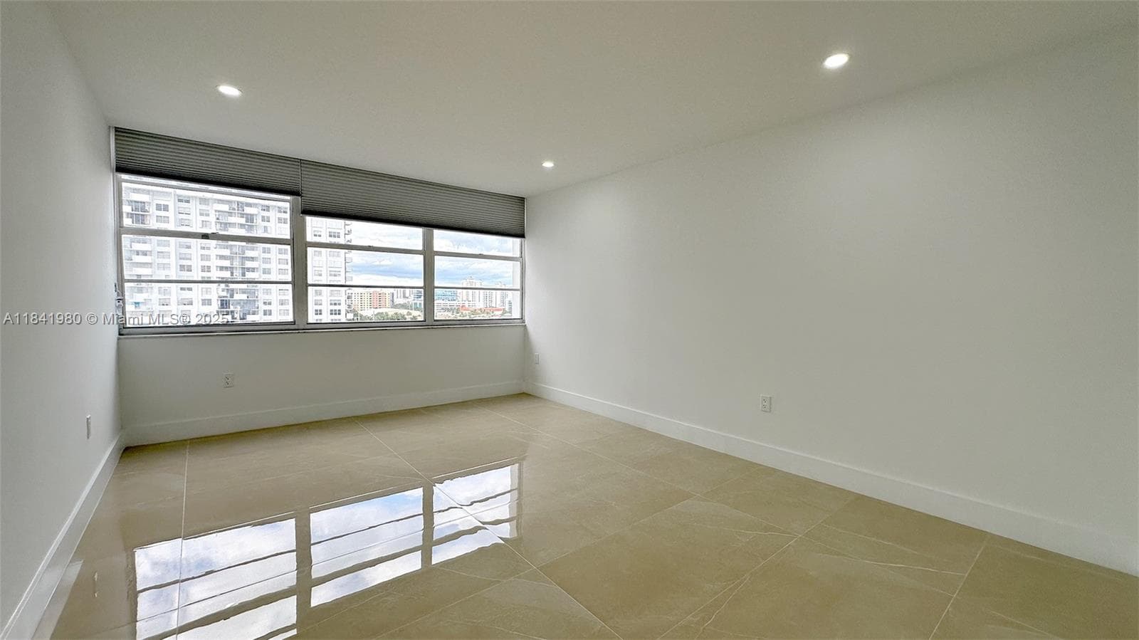 18071 Biscayne Blvd # 1202, Aventura FL 33160 — 33