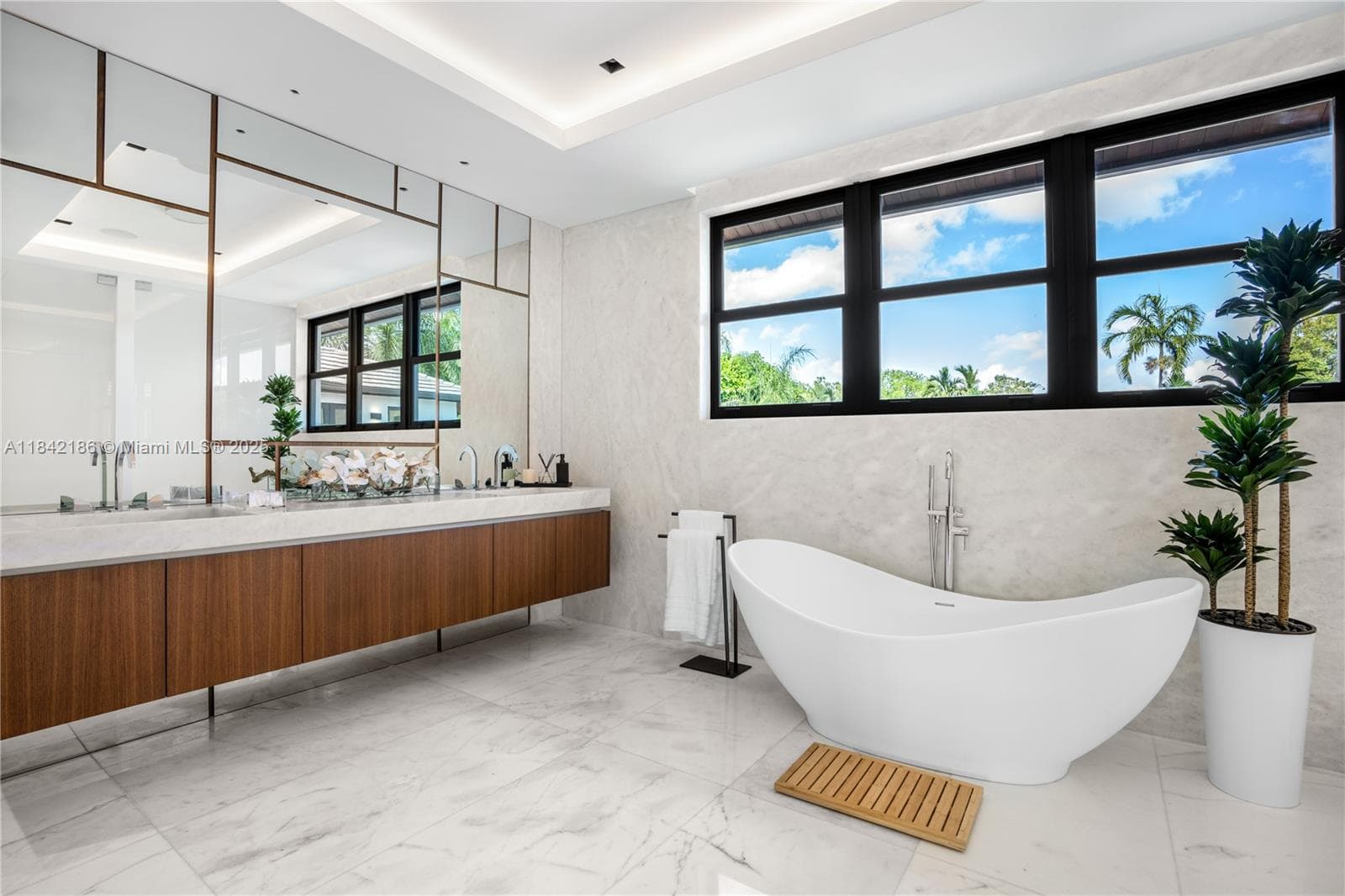 4241 Palm Ln, Miami FL 33137 — 57