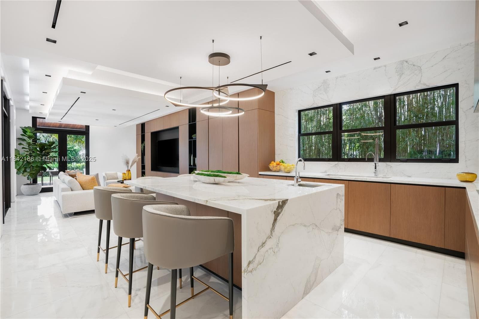 4241 Palm Ln, Miami FL 33137 — 35