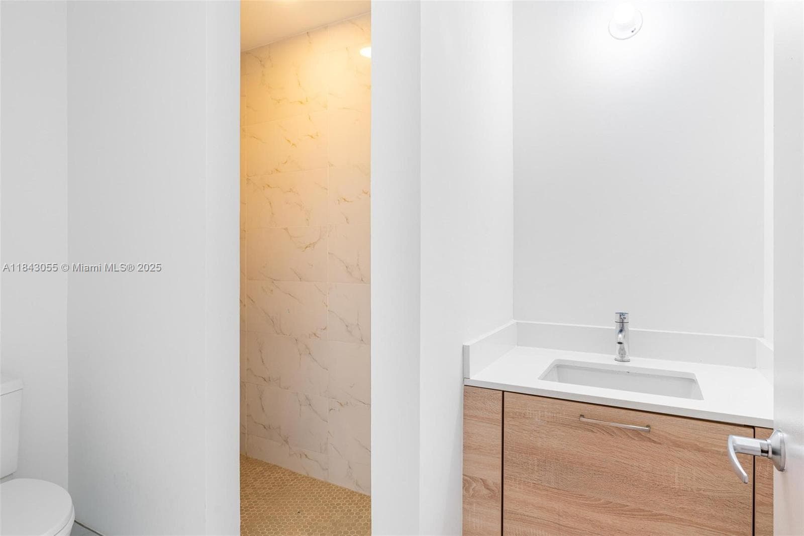 16385 Biscayne Blvd # 4, North Miami Beach FL 33160 — 33