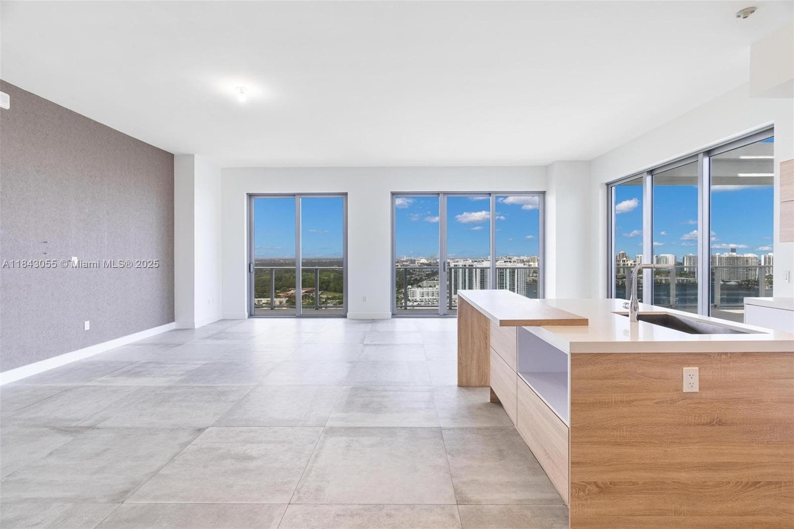 16385 Biscayne Blvd # 4, North Miami Beach FL 33160 — 18