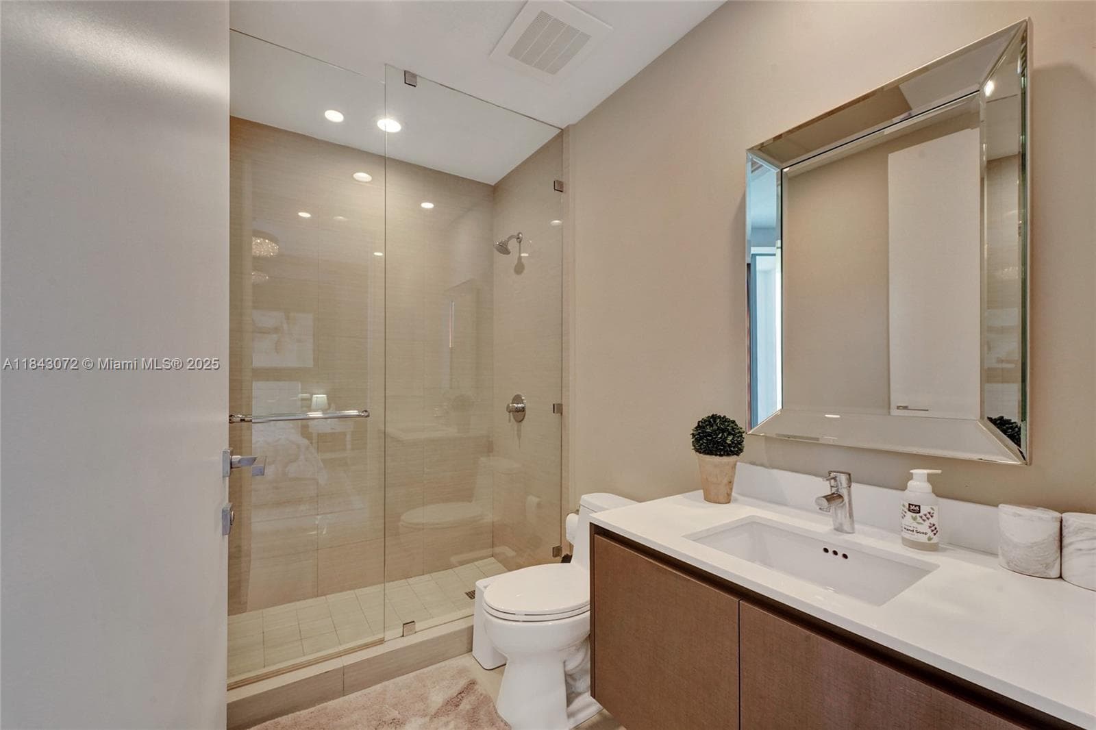 3250 NE 188th St # 402, Aventura FL 33180 — 20